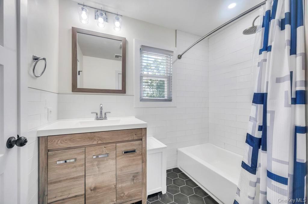 18 Stonehurst Lane, Dix Hills, NY 11746