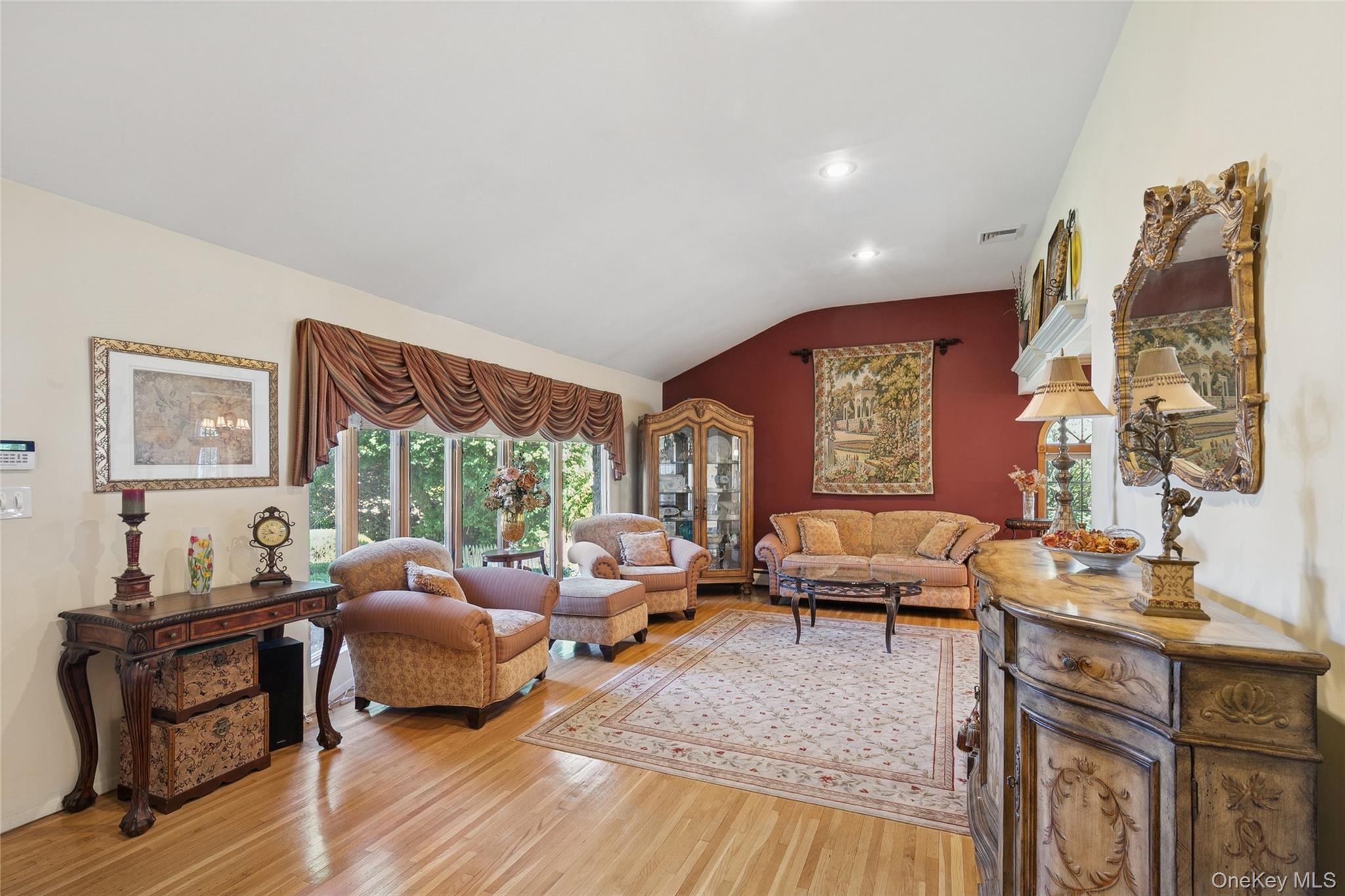 3 Wood Lane, Plainview, NY 11803