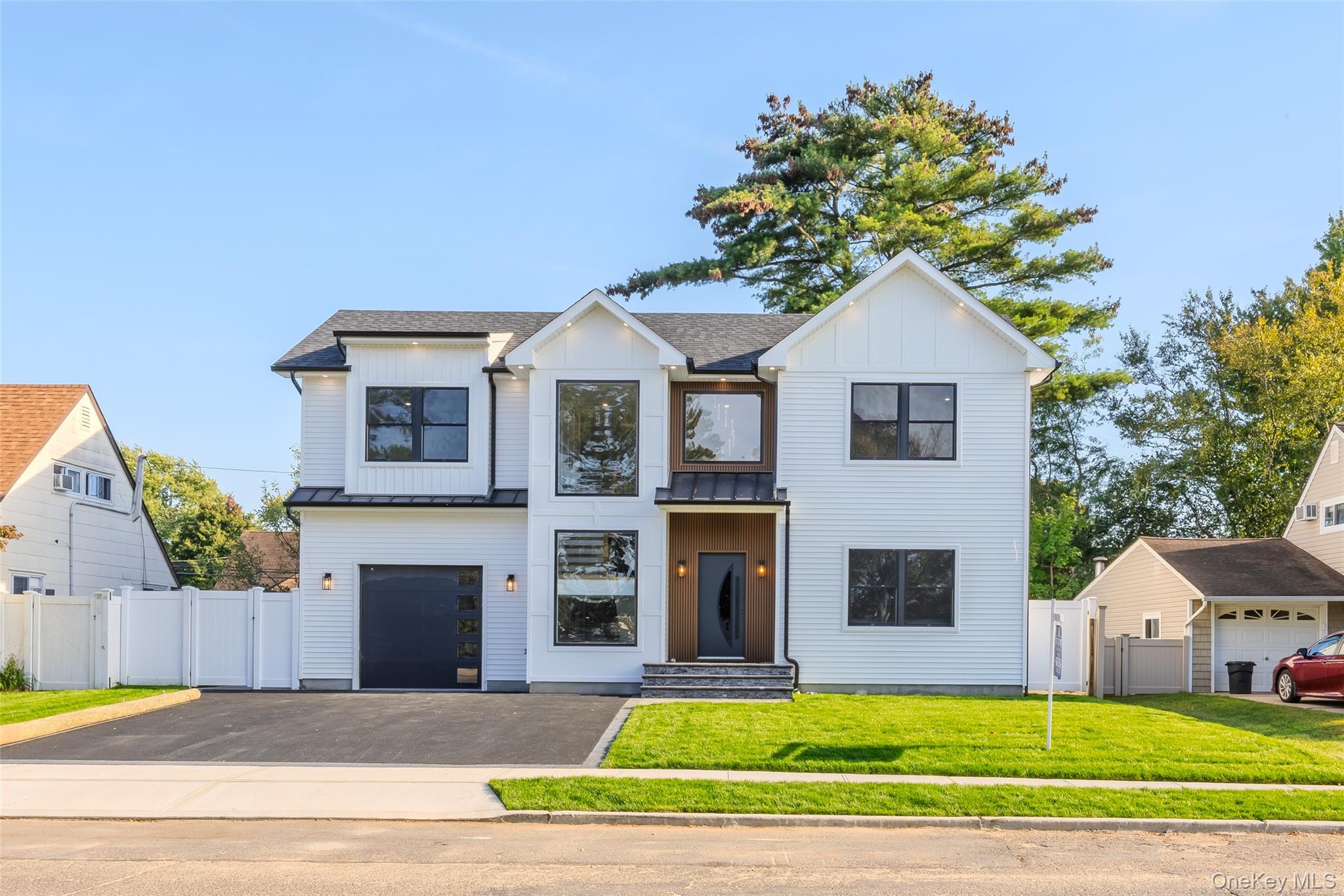 10 Crown Lane, Westbury, NY 11590