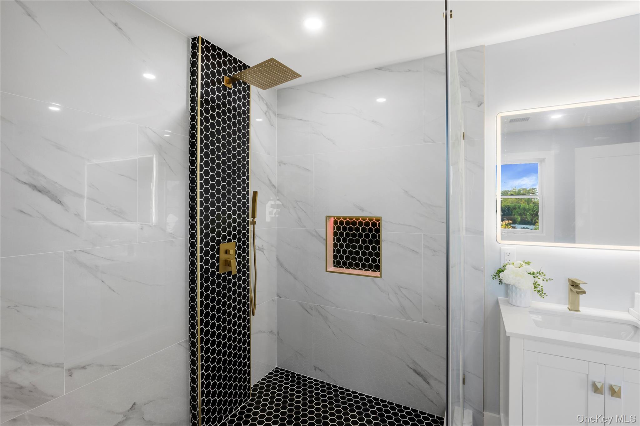 10 Crown Lane, Westbury, NY 11590