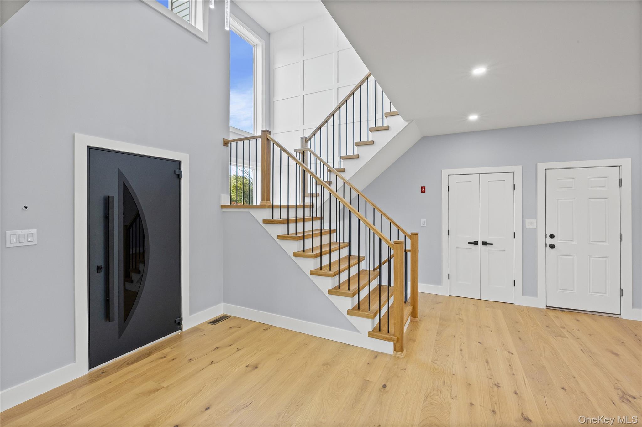 10 Crown Lane, Westbury, NY 11590