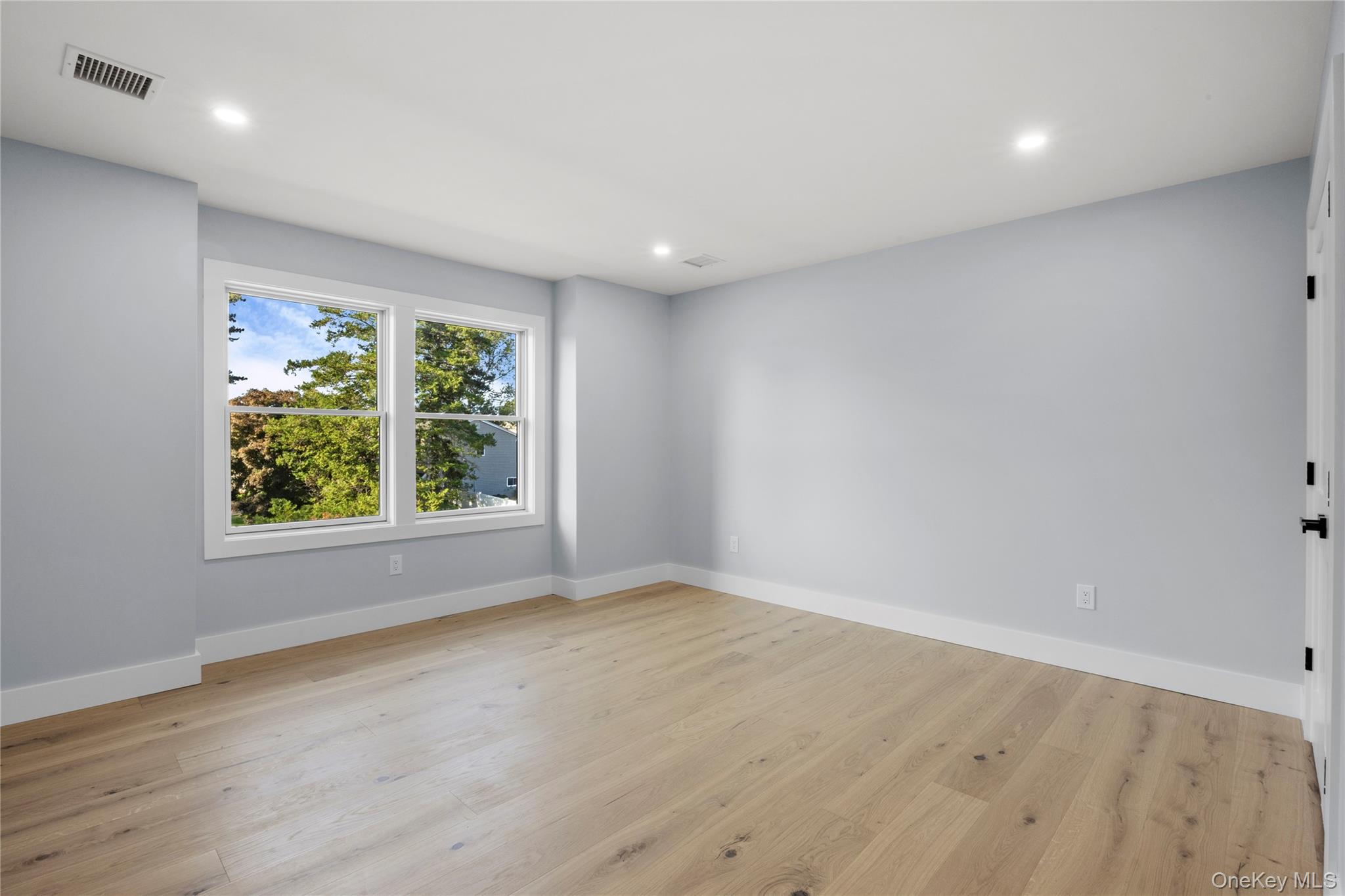 10 Crown Lane, Westbury, NY 11590