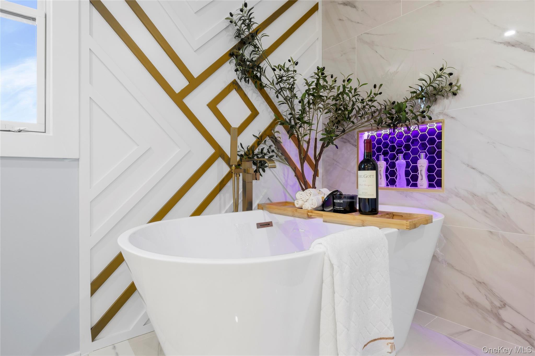 10 Crown Lane, Westbury, NY 11590