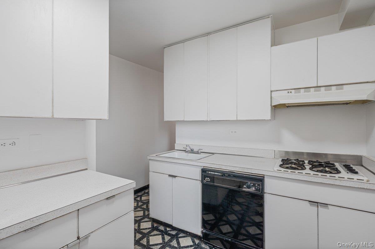 61-20 Grand Central Parkway # A902, Forest Hills, NY 11375