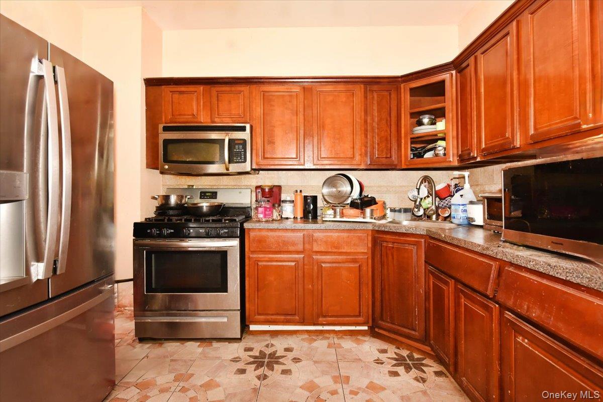 121 Riverdale Avenue, Brooklyn, NY 11212