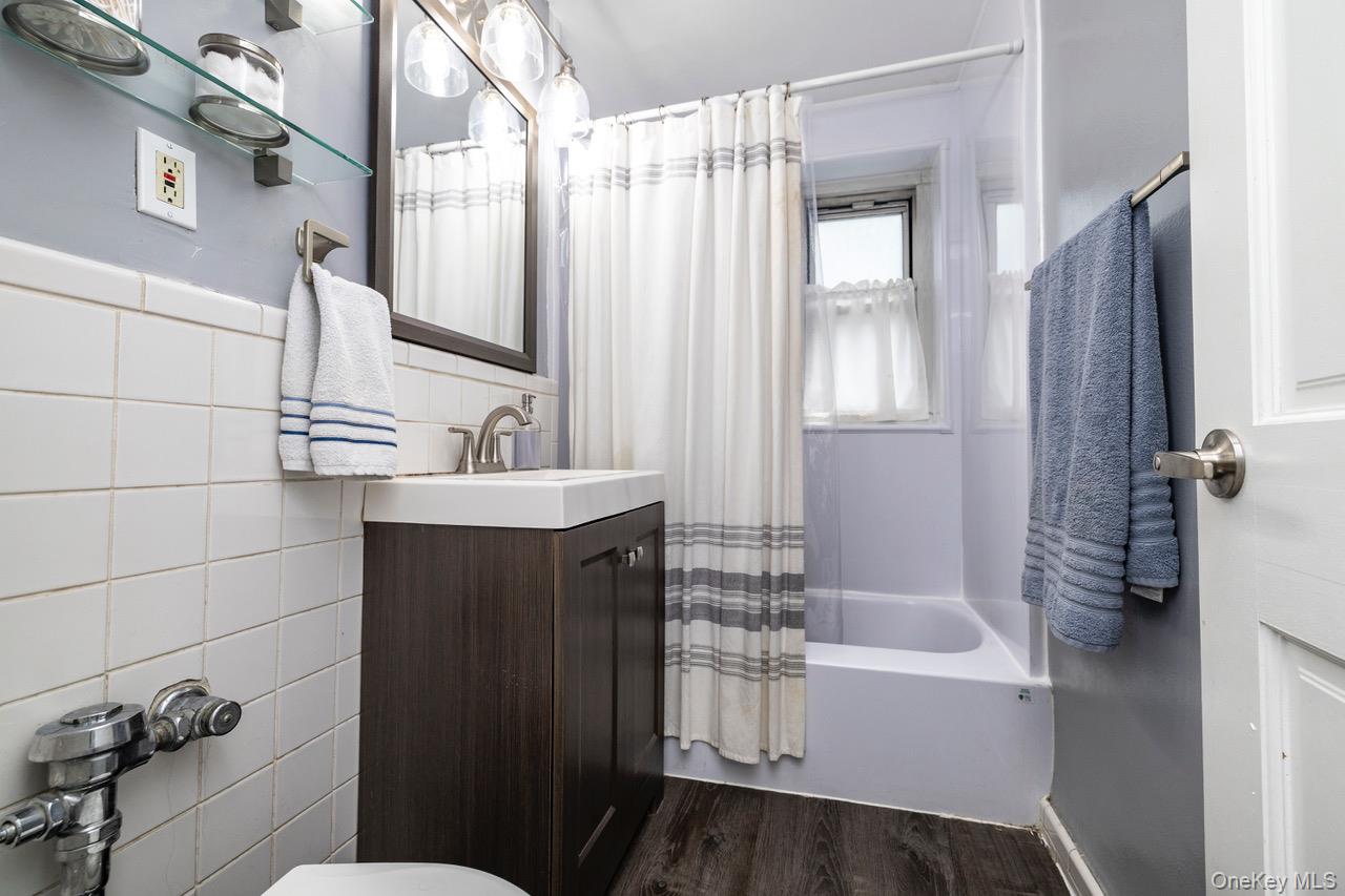 99 Randall # 1Q, Freeport, NY 11520