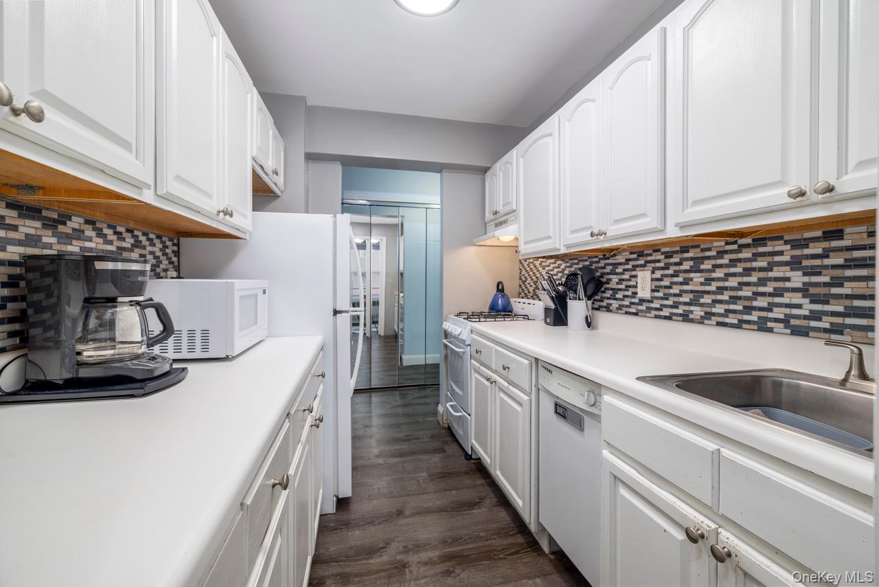 99 Randall # 1Q, Freeport, NY 11520