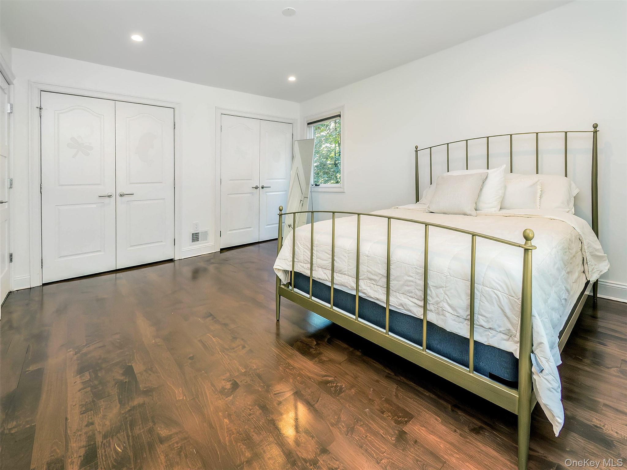 14 Combes Drive, Manhasset, NY 11030