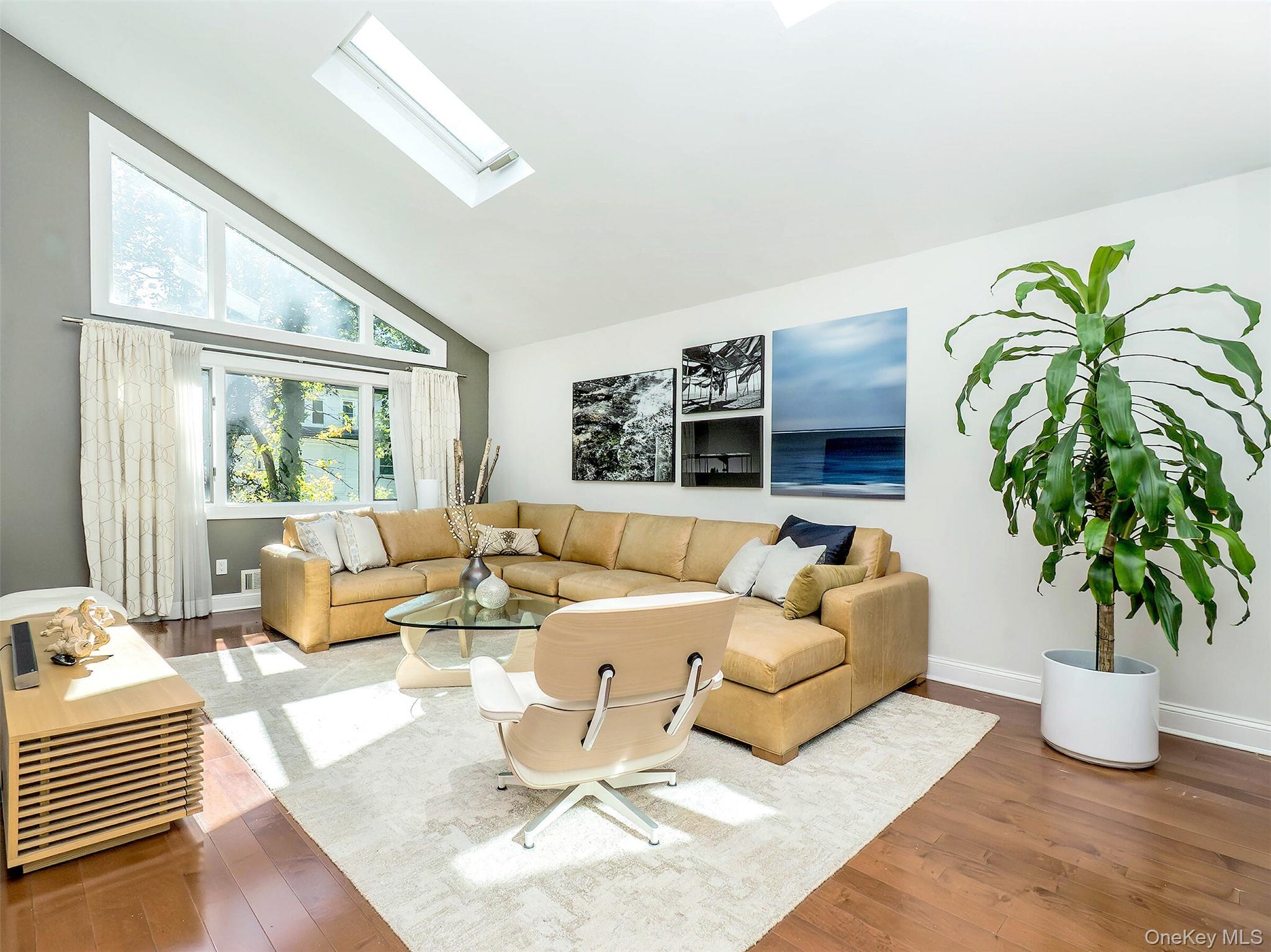 14 Combes Drive, Manhasset, NY 11030