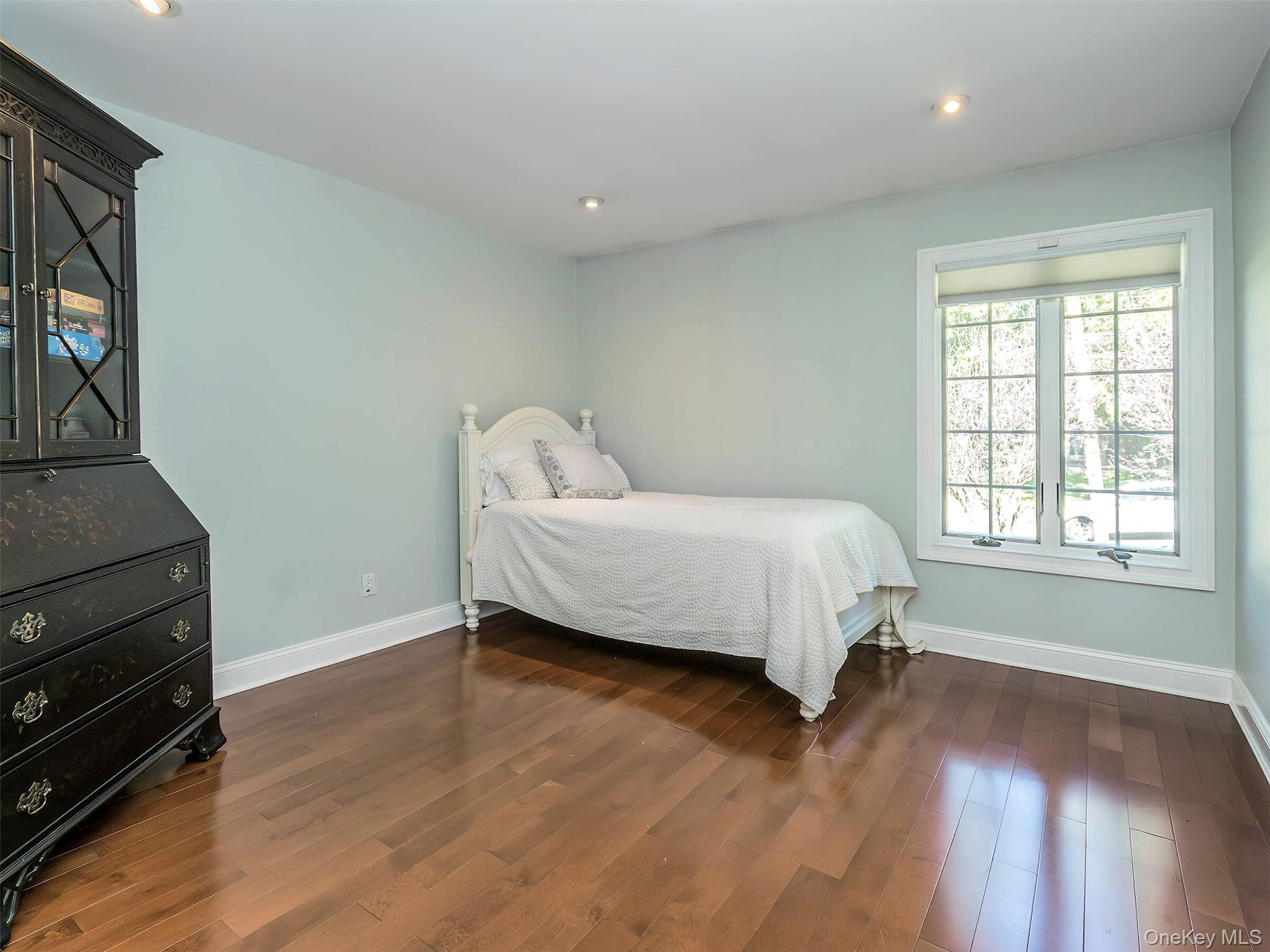 14 Combes Drive, Manhasset, NY 11030