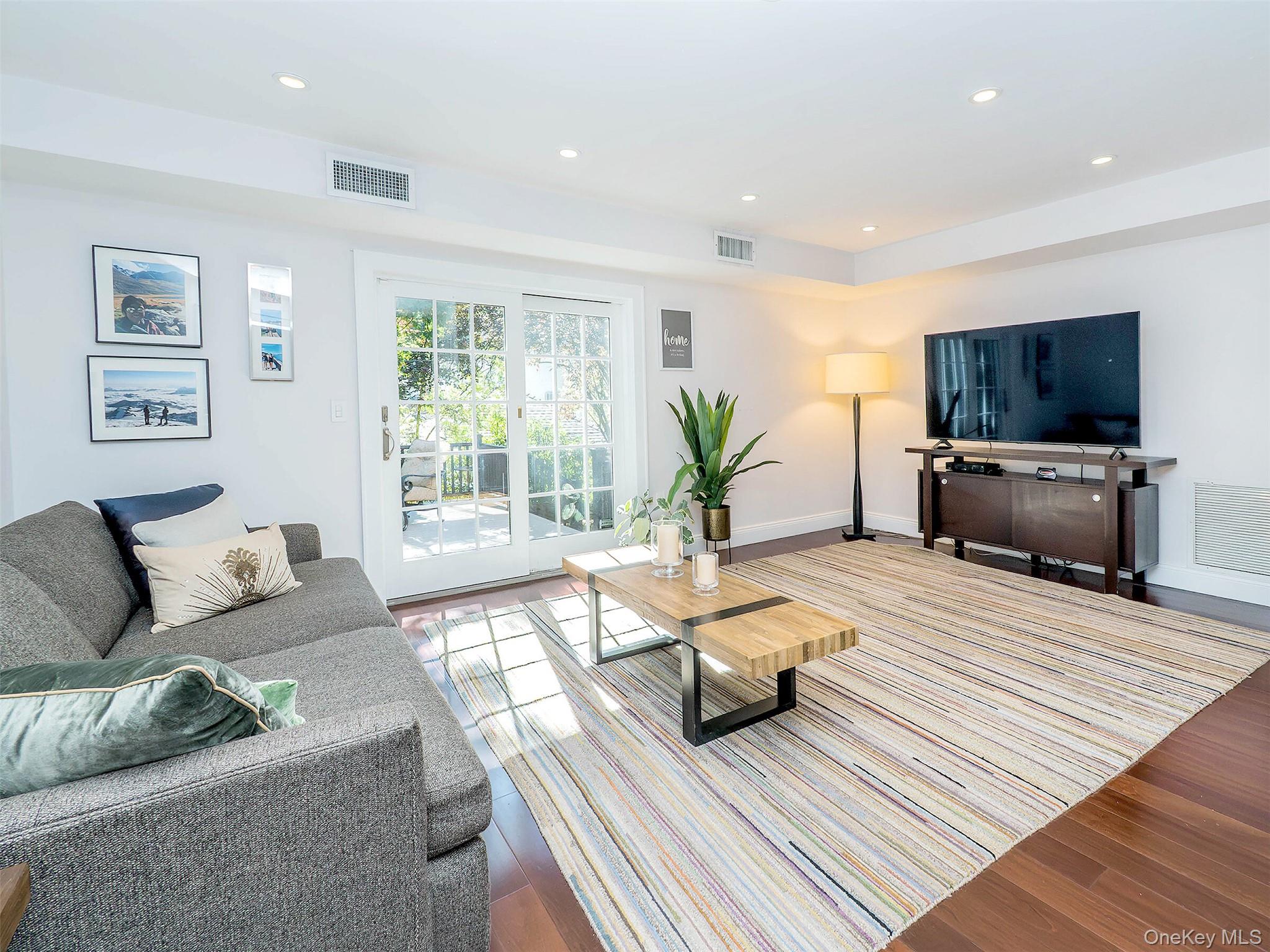 14 Combes Drive, Manhasset, NY 11030