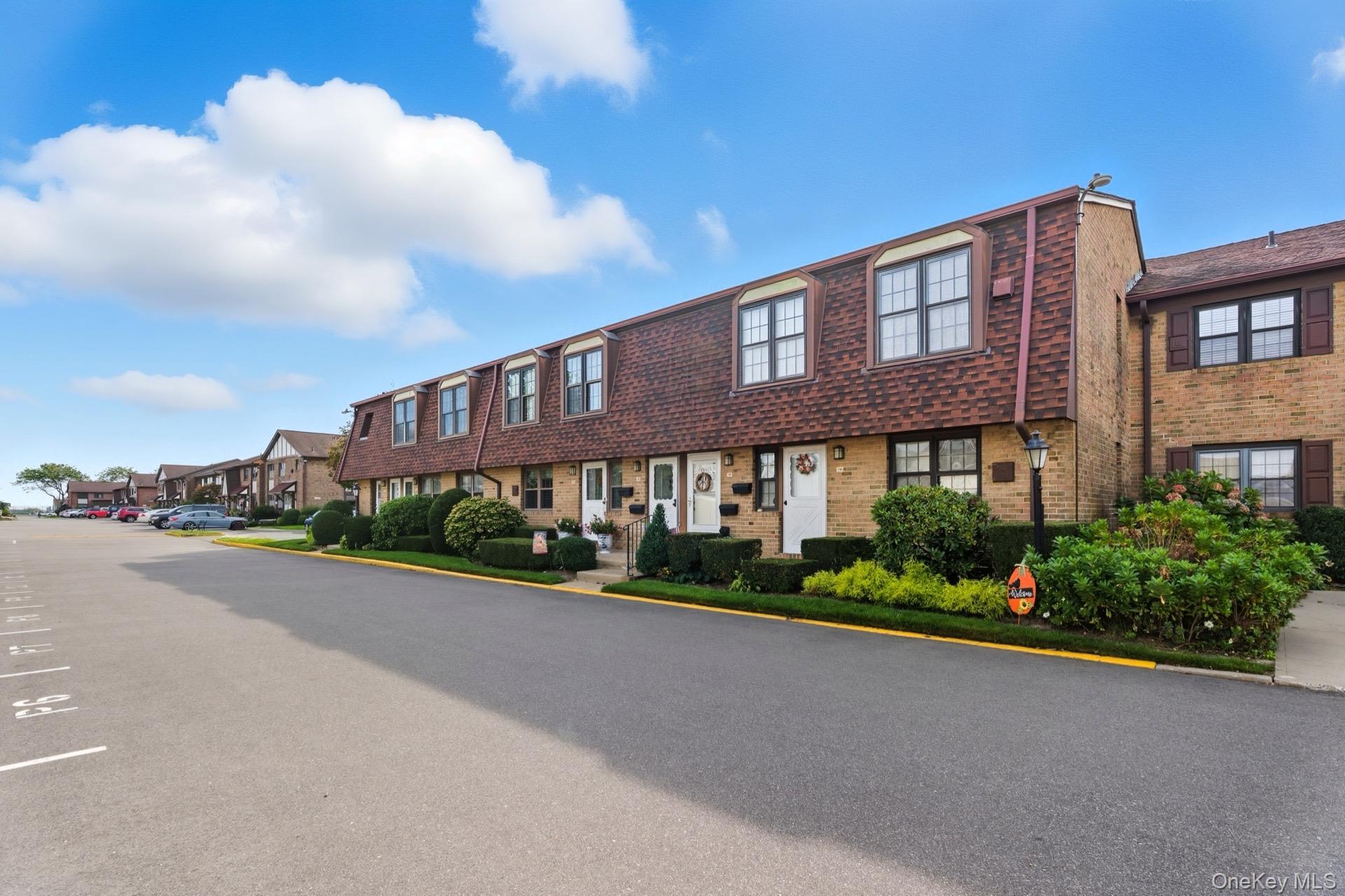 348 Mariners Way, Copiague, NY 11726