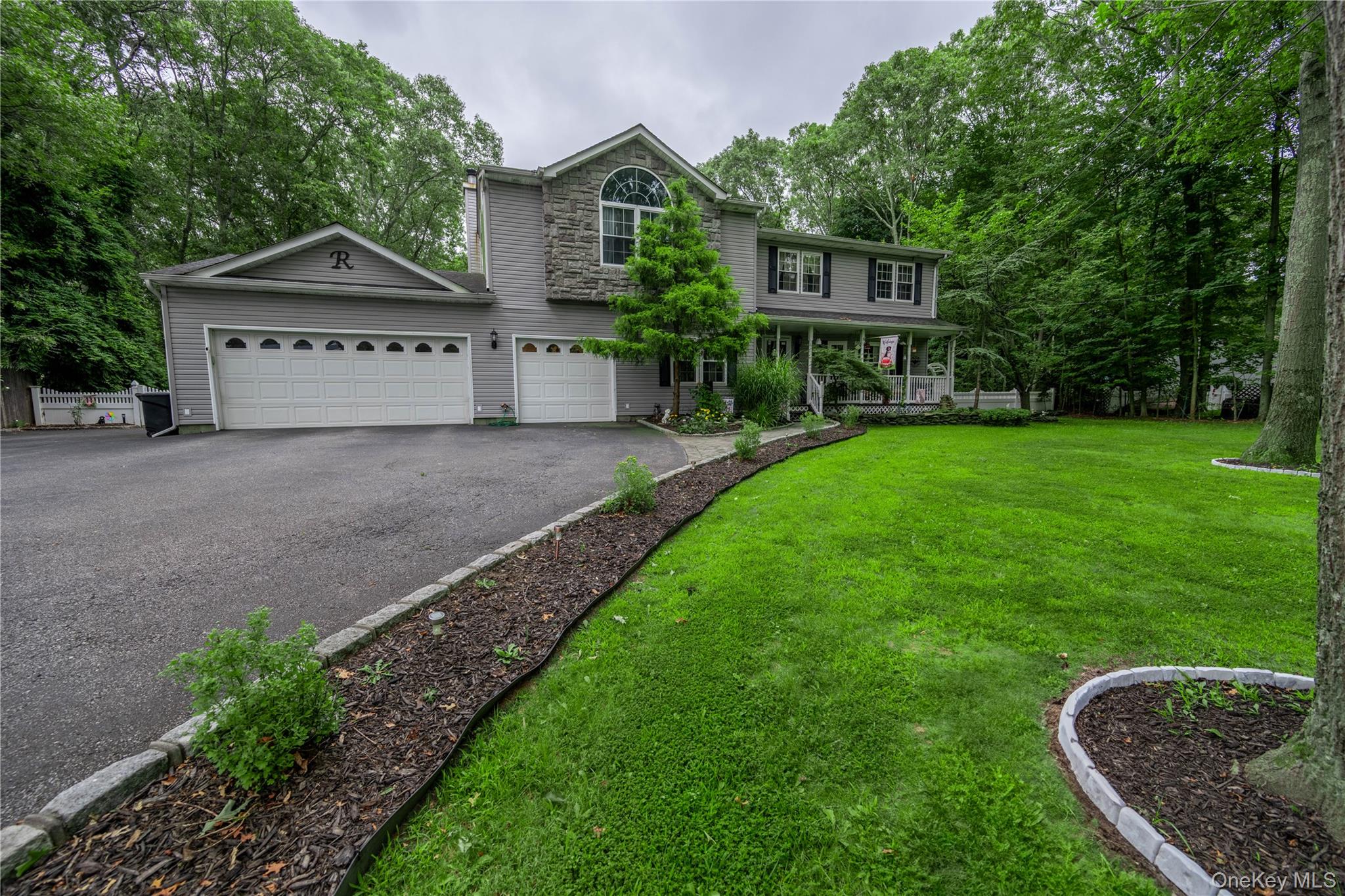 21 Locust Avenue S, Medford, NY 11763