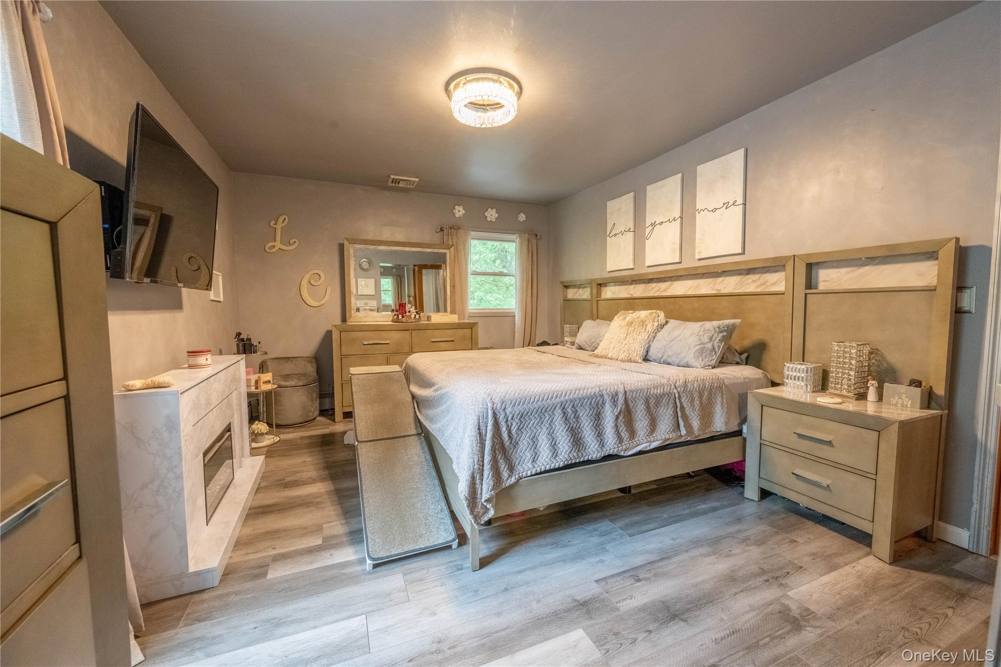 21 Locust Avenue S, Medford, NY 11763