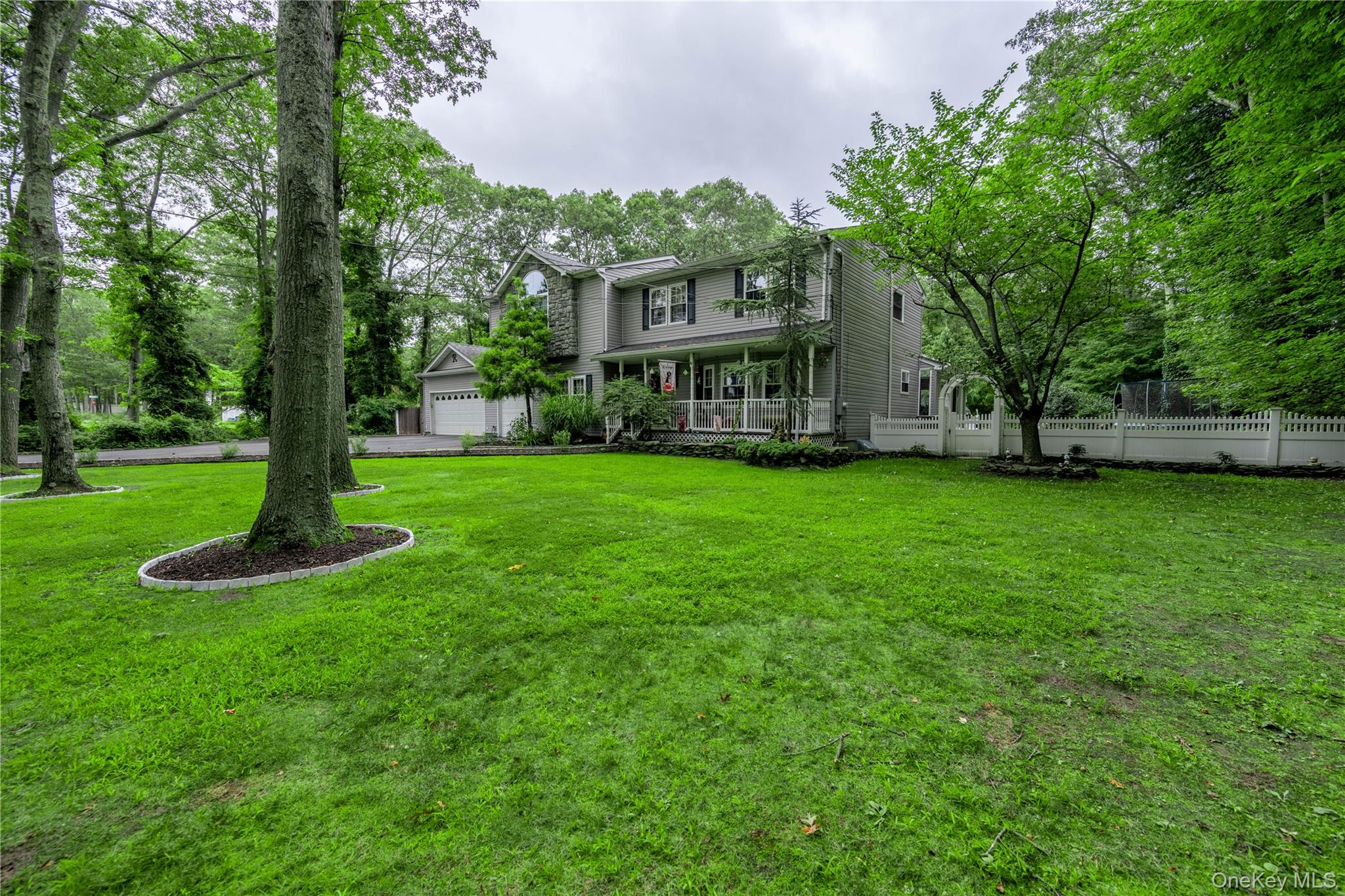 21 Locust Avenue S, Medford, NY 11763