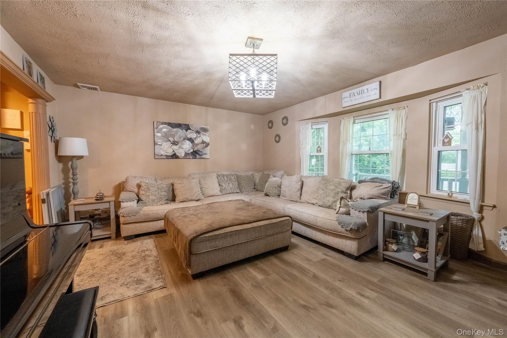 21 Locust Avenue S, Medford, NY 11763