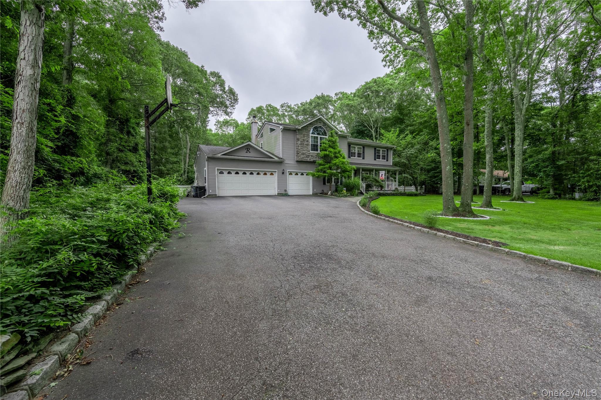 21 Locust Avenue S, Medford, NY 11763