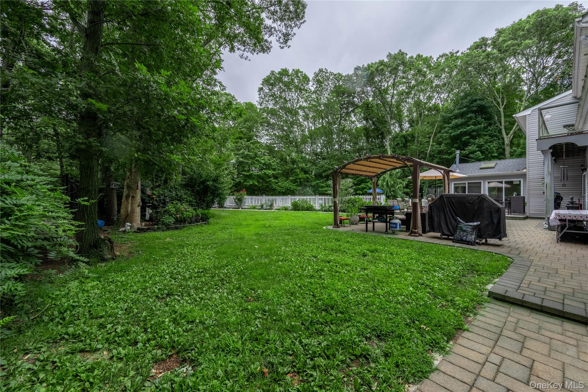 21 Locust Avenue S, Medford, NY 11763