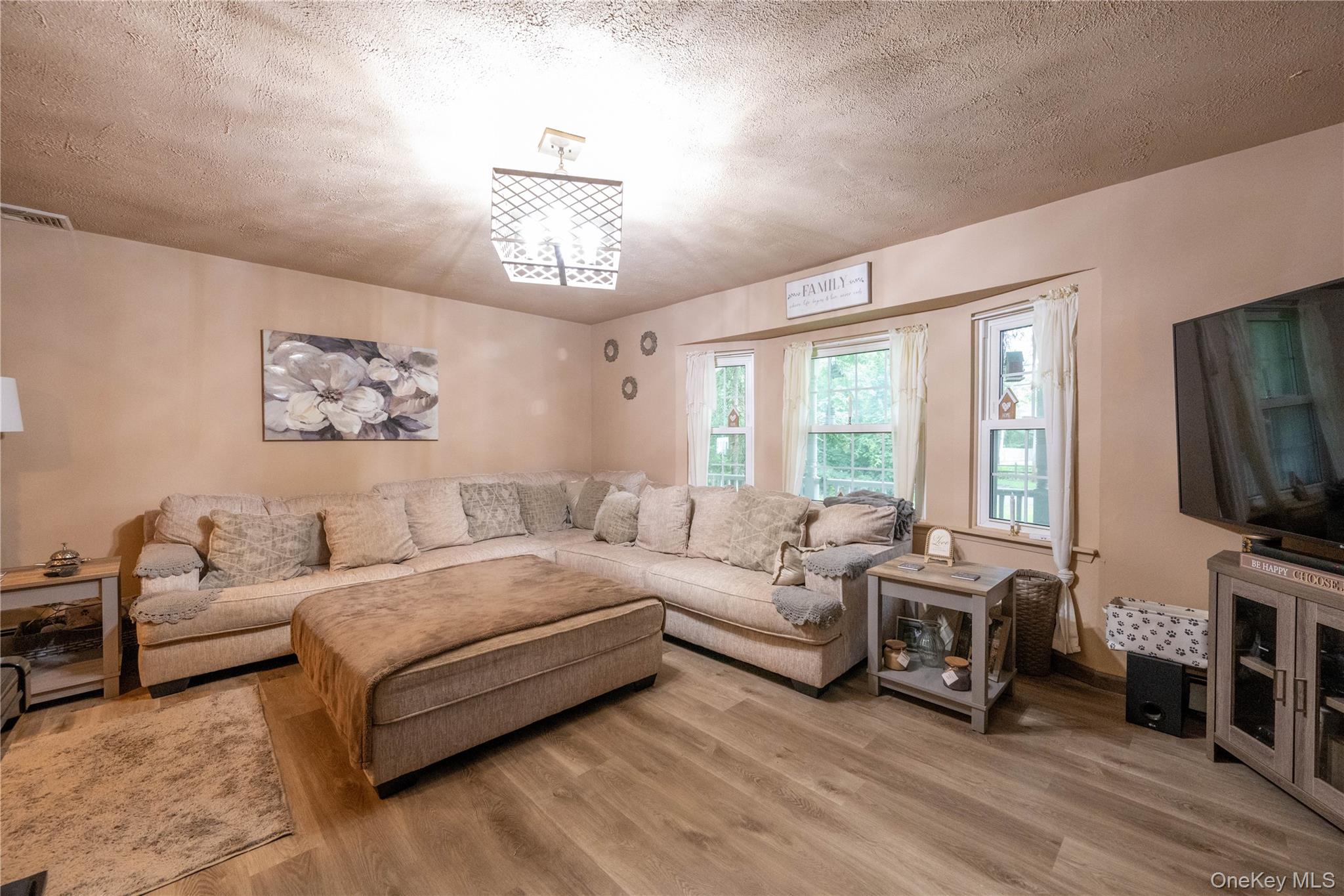 21 Locust Avenue S, Medford, NY 11763