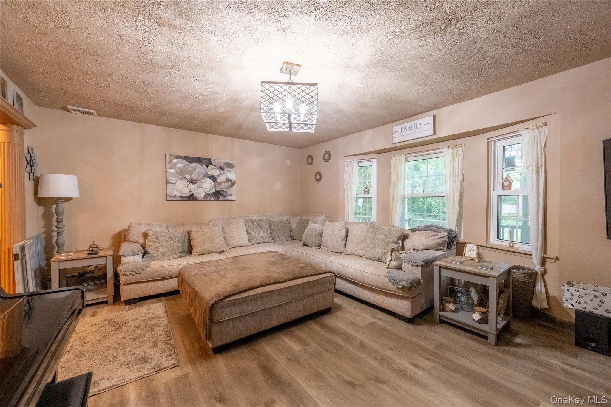 21 Locust Avenue S, Medford, NY 11763