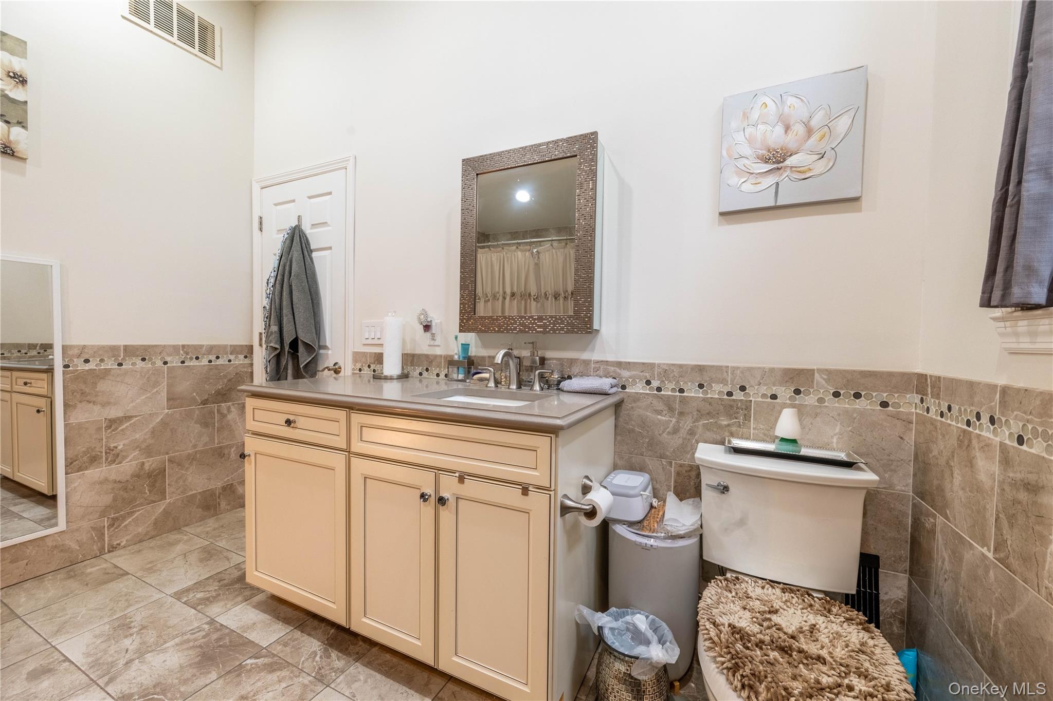 21 Locust Avenue S, Medford, NY 11763