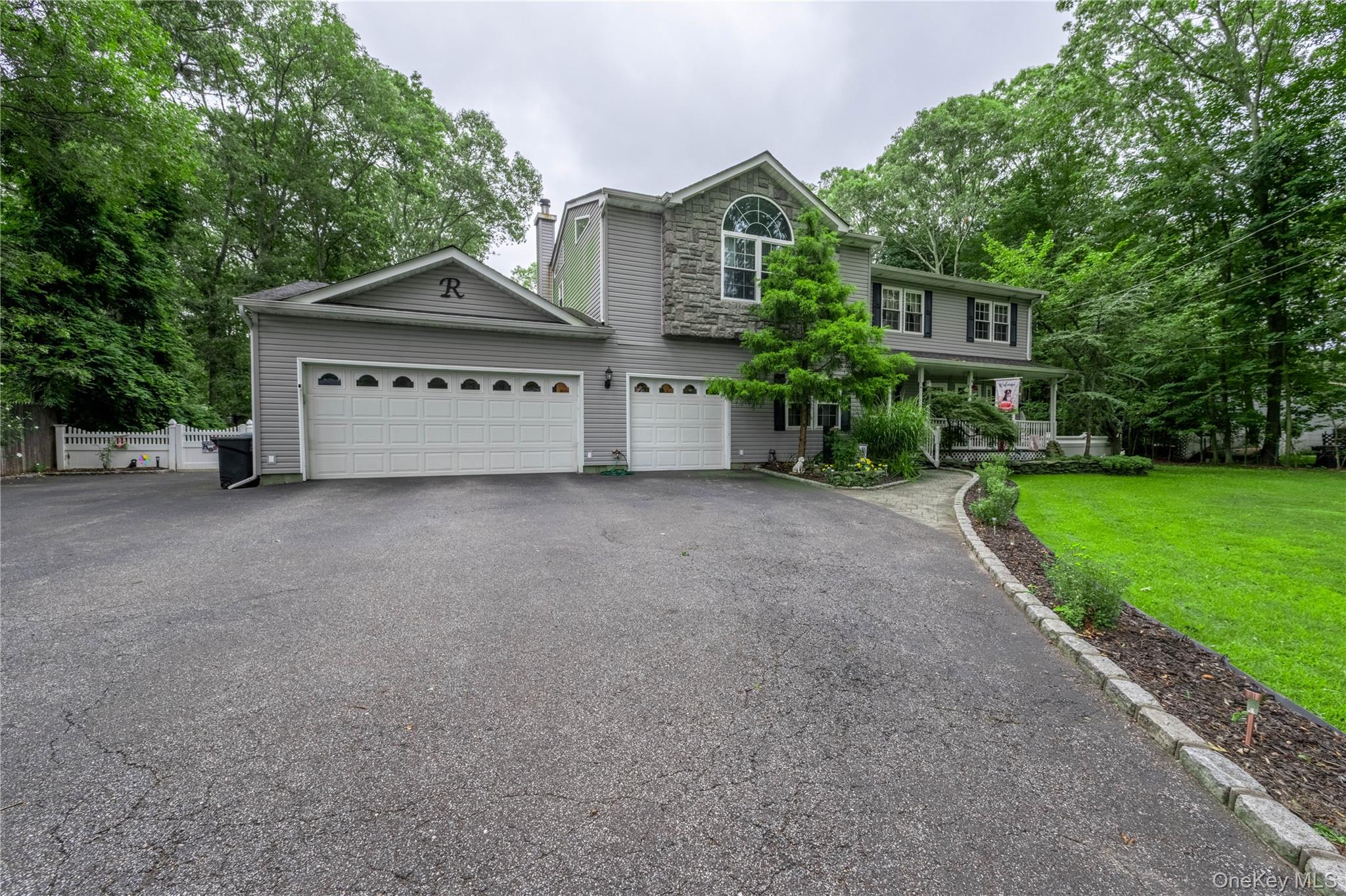 21 Locust Avenue S, Medford, NY 11763