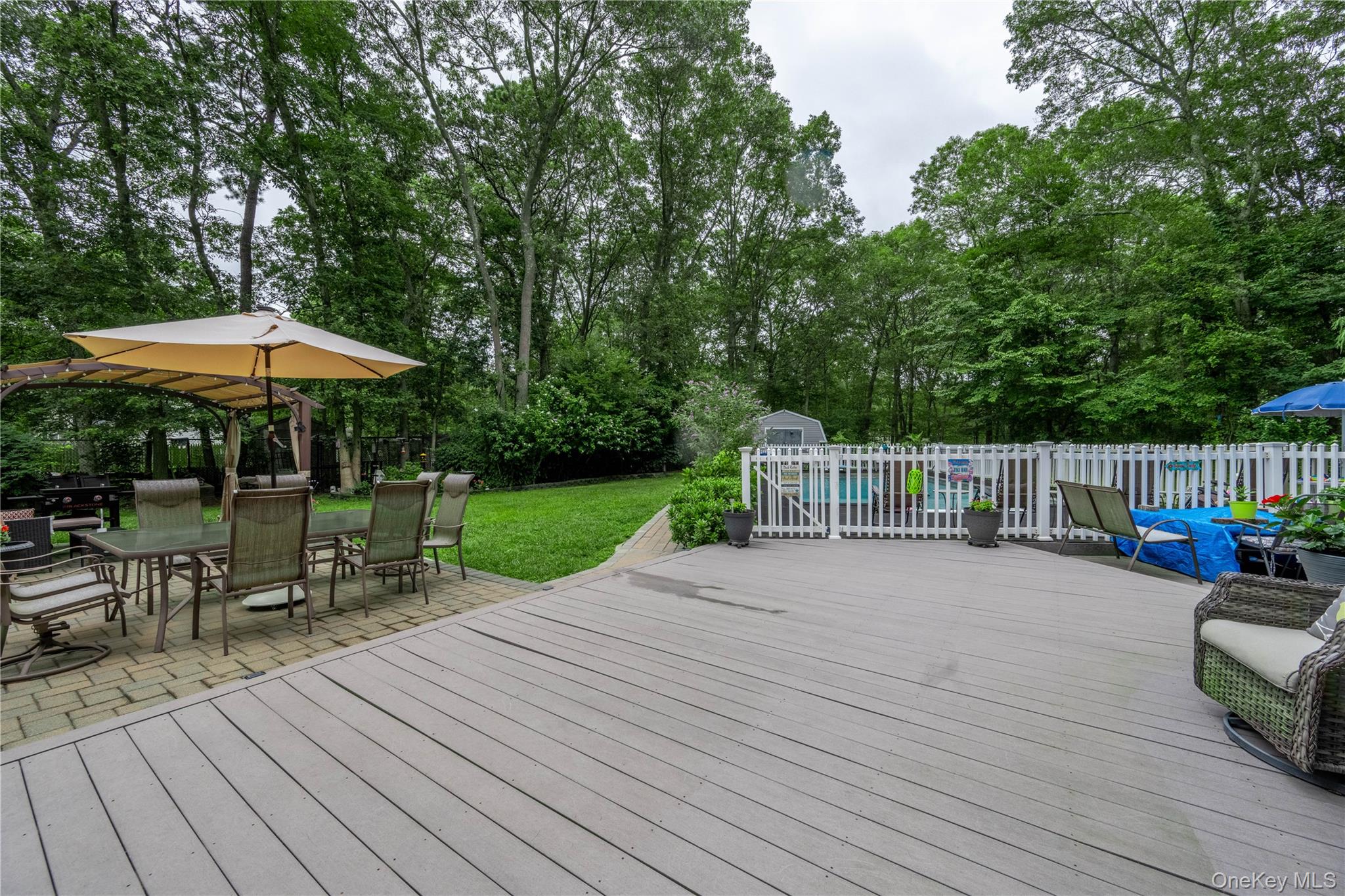 21 Locust Avenue S, Medford, NY 11763