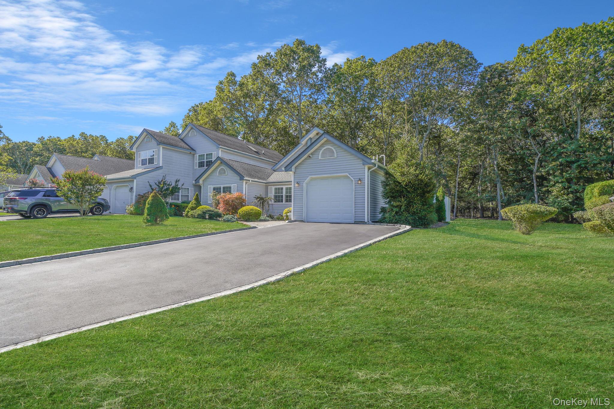 27 Huntingdale Way, Middle Island, NY 11953