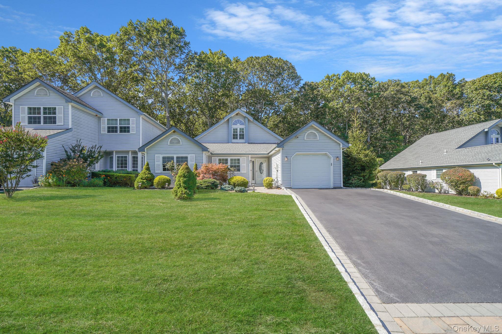 27 Huntingdale Way, Middle Island, NY 11953