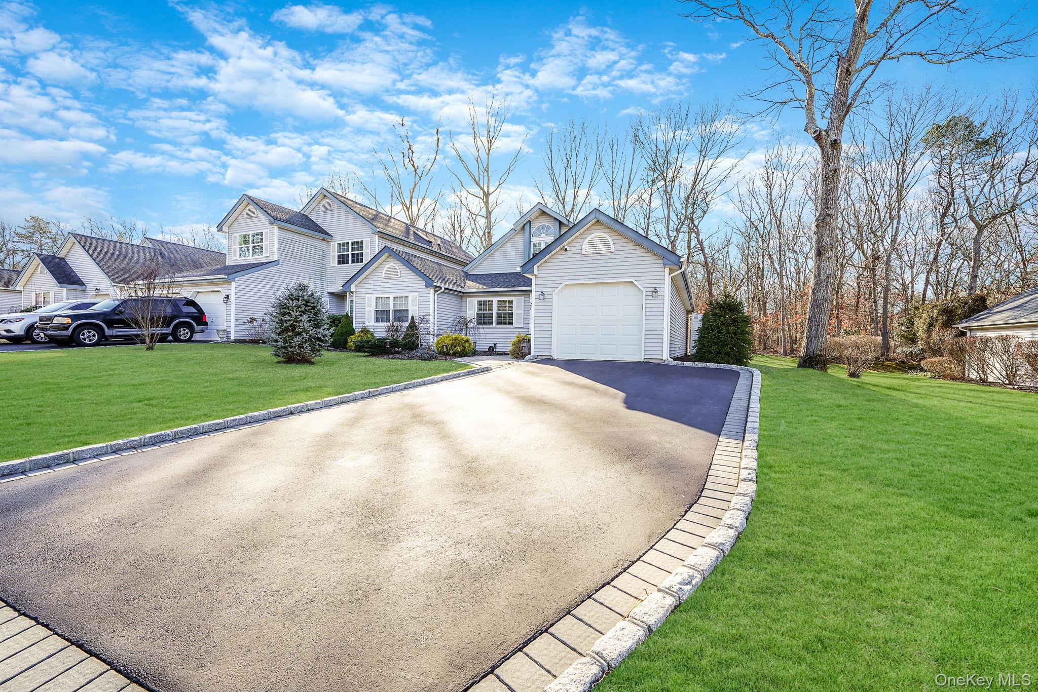 27 Huntingdale Way, Middle Island, NY 11953