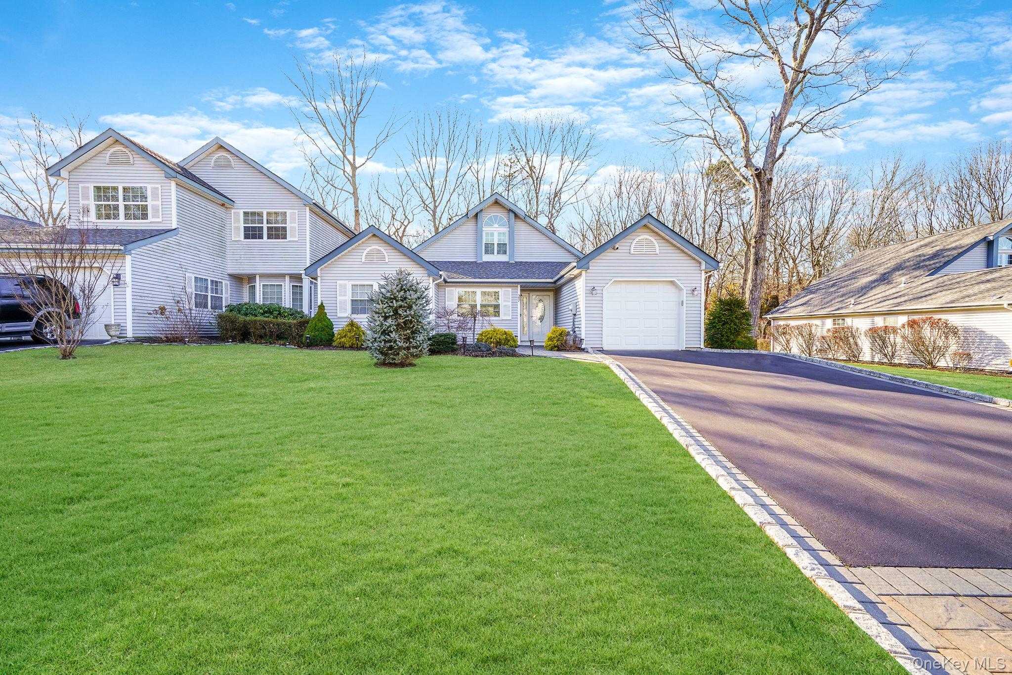 27 Huntingdale Way, Middle Island, NY 11953