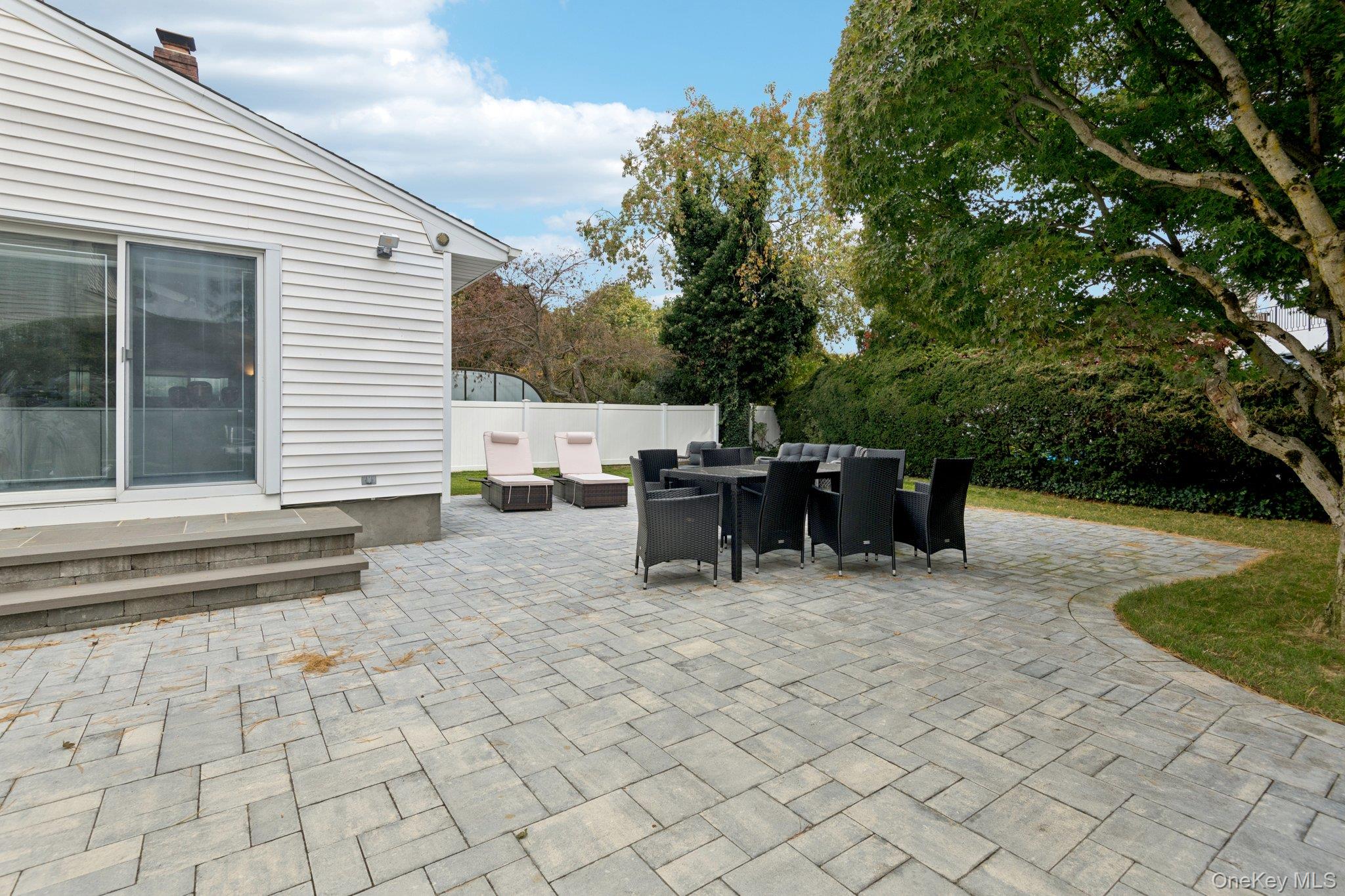 987 S End, Woodmere, NY 11598