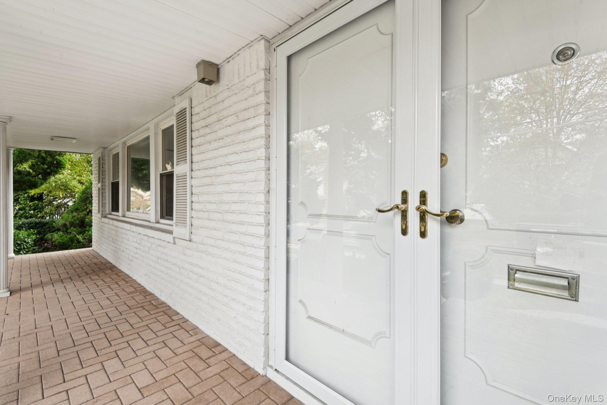 987 S End, Woodmere, NY 11598