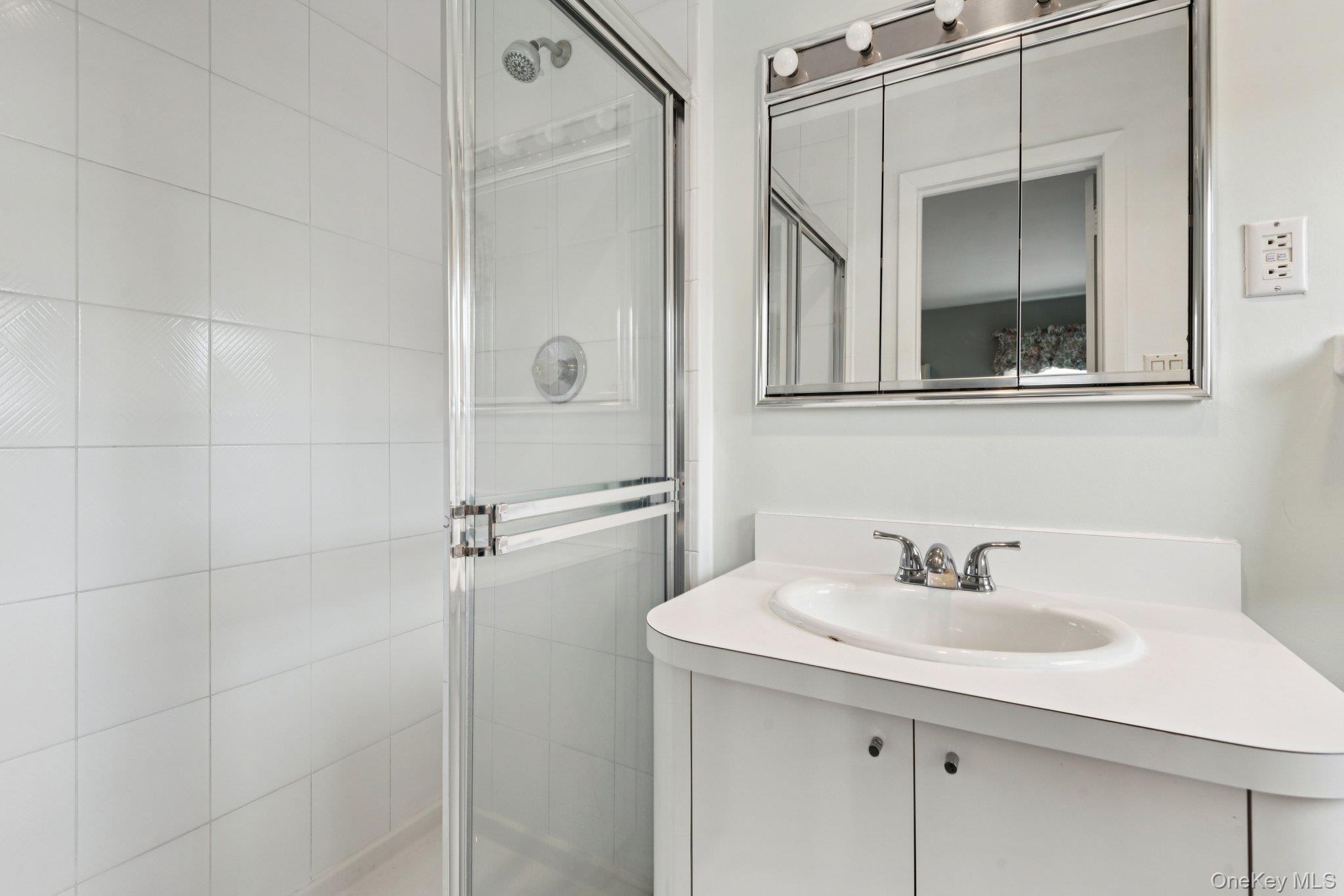 987 S End, Woodmere, NY 11598