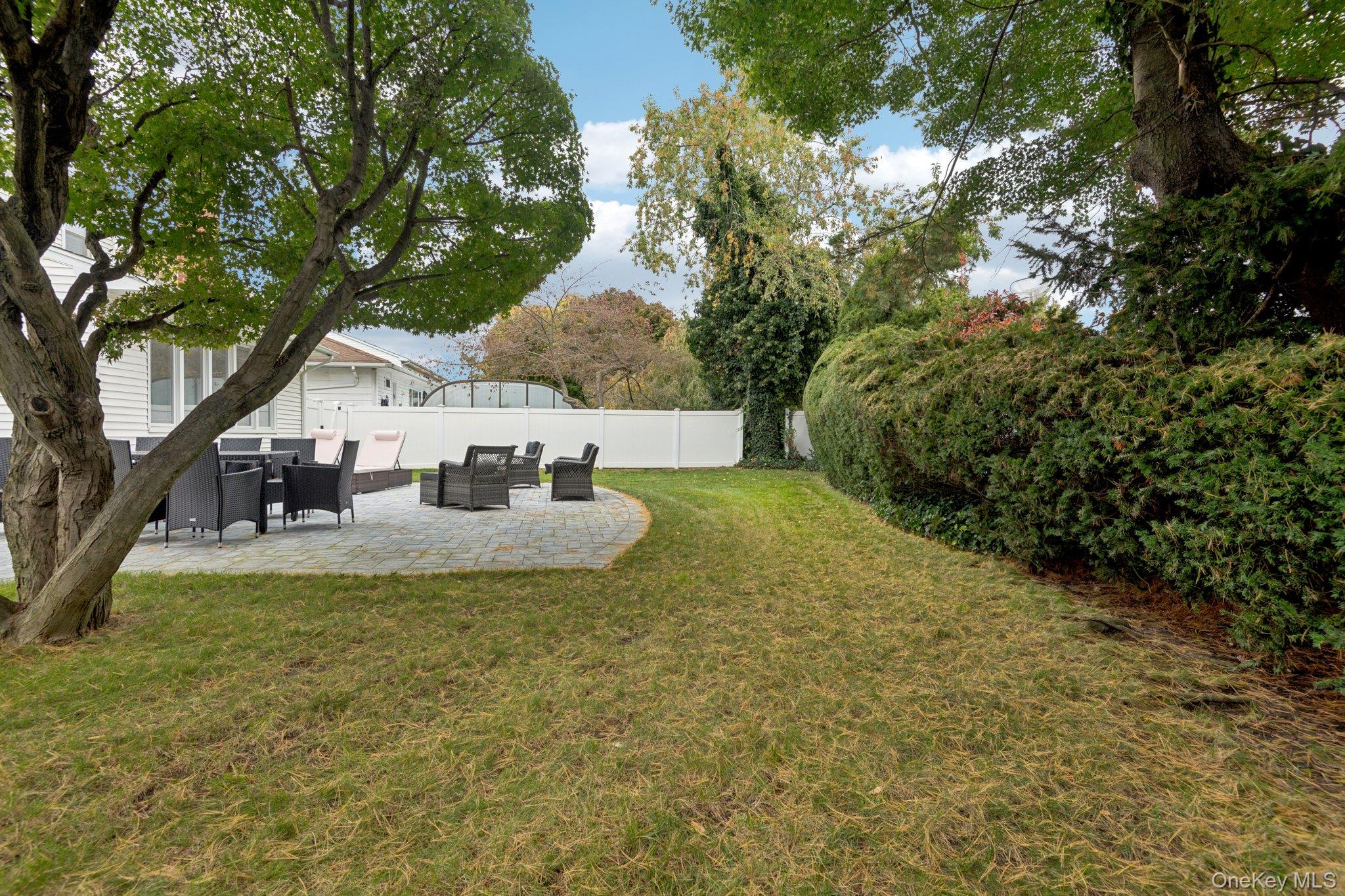 987 S End, Woodmere, NY 11598