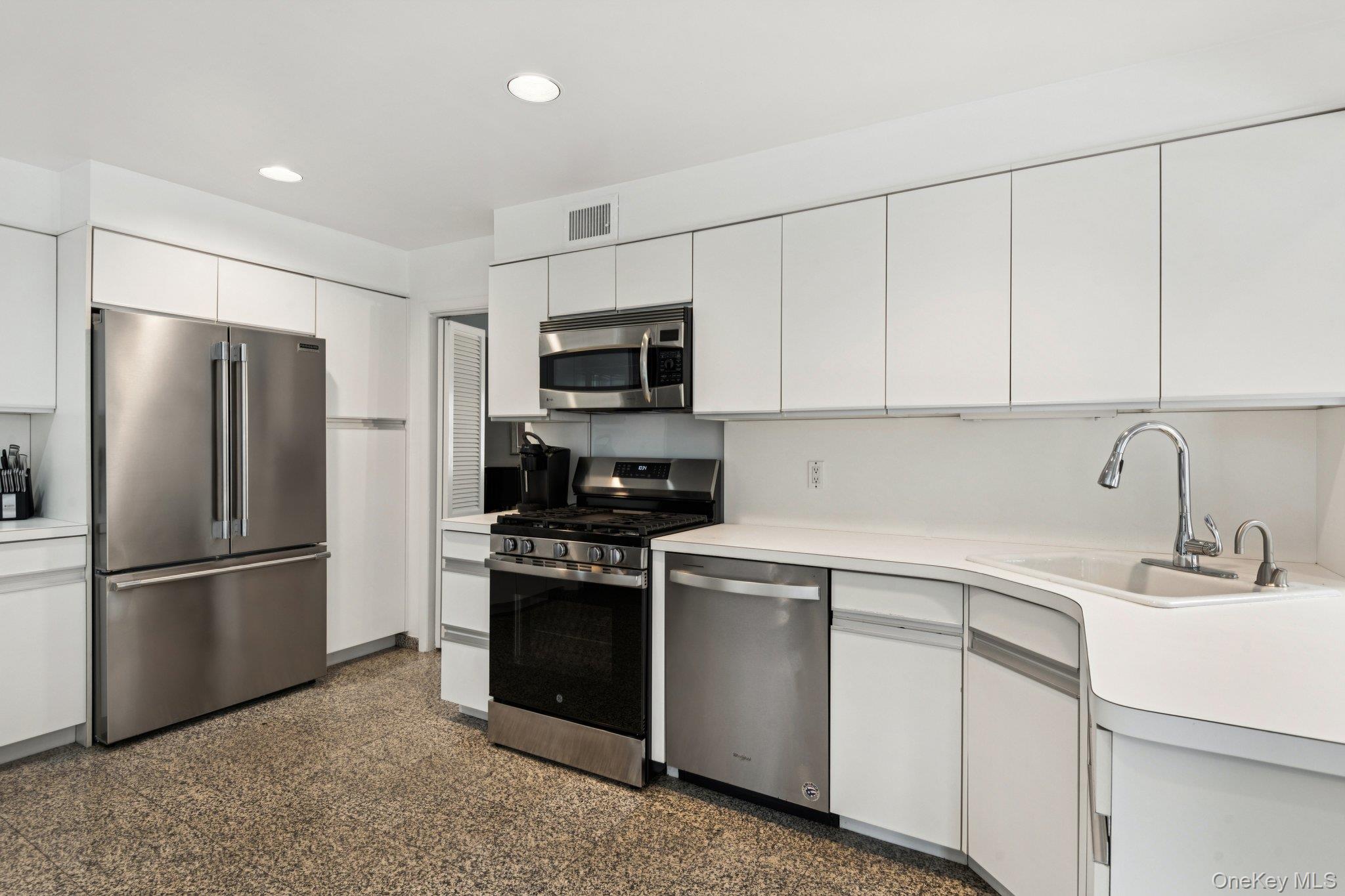 987 S End, Woodmere, NY 11598