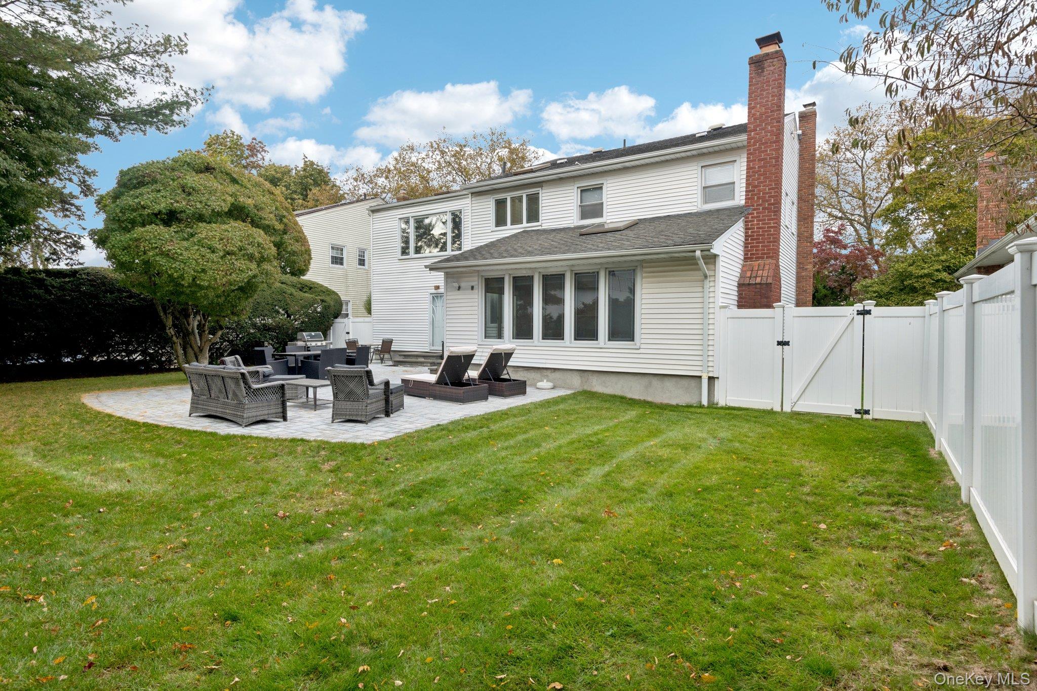 987 S End, Woodmere, NY 11598