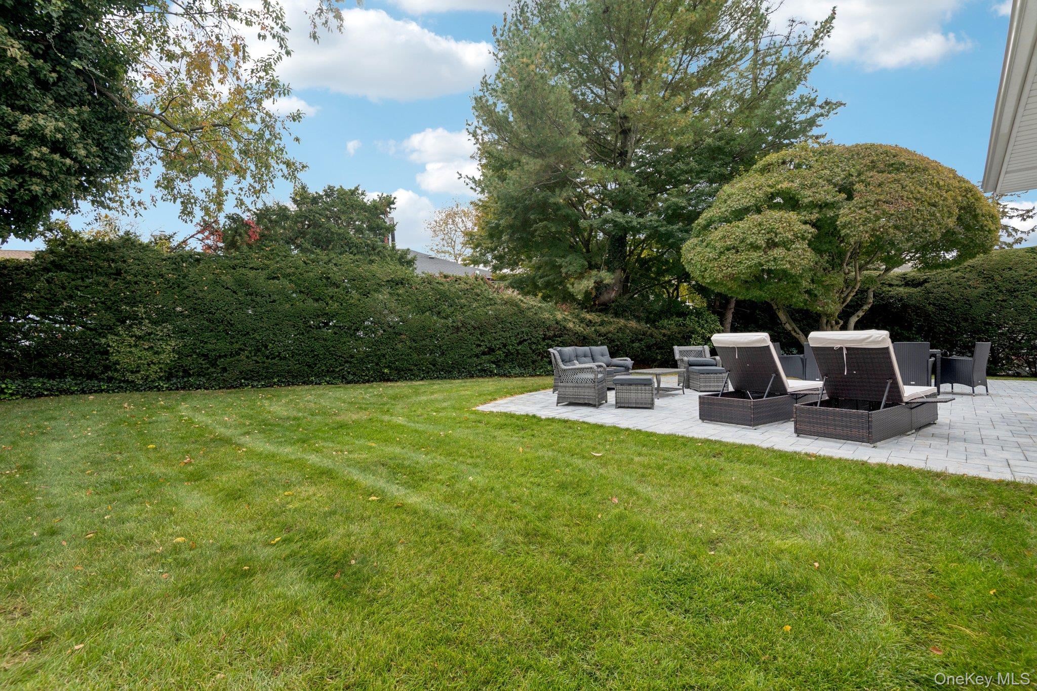 987 S End, Woodmere, NY 11598