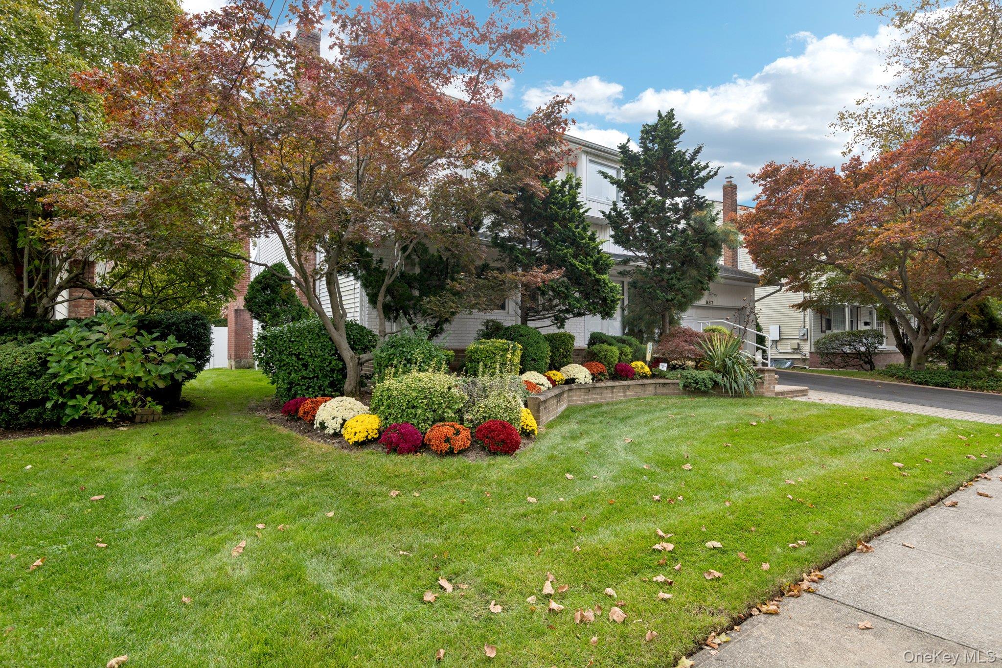 987 S End, Woodmere, NY 11598