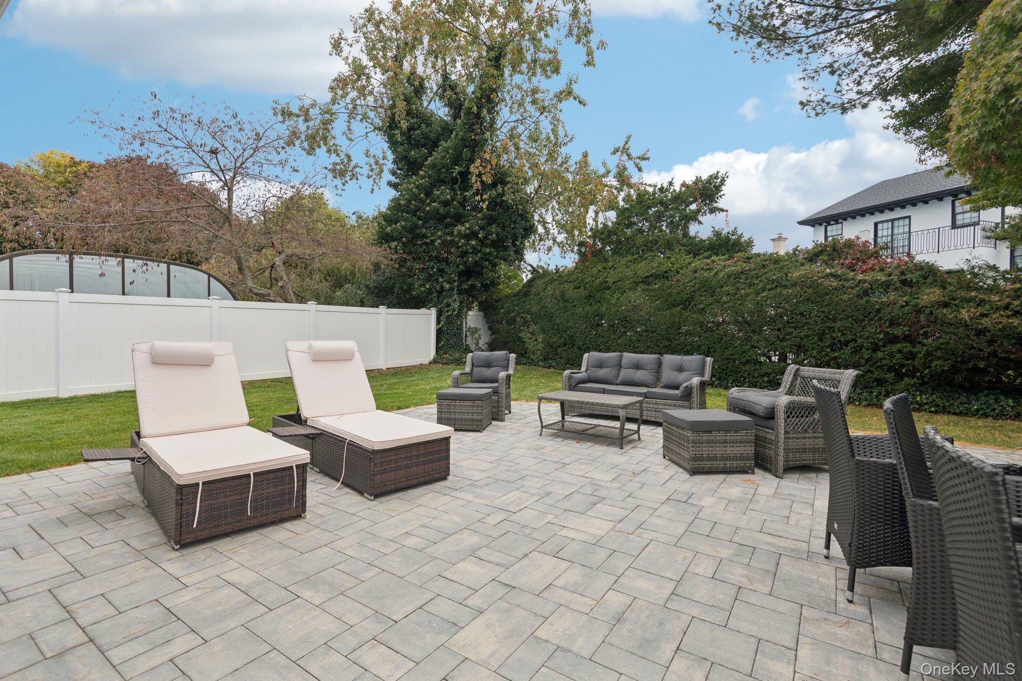 987 S End, Woodmere, NY 11598