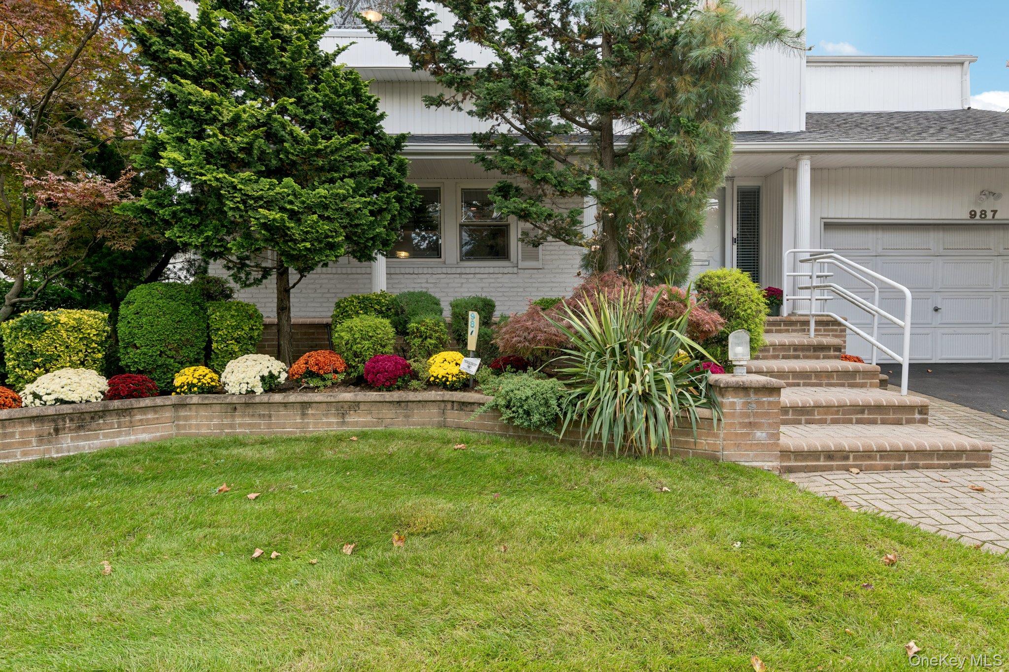 987 S End, Woodmere, NY 11598