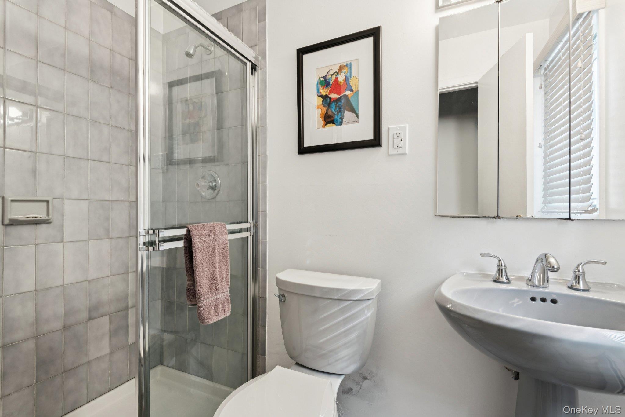 987 S End, Woodmere, NY 11598