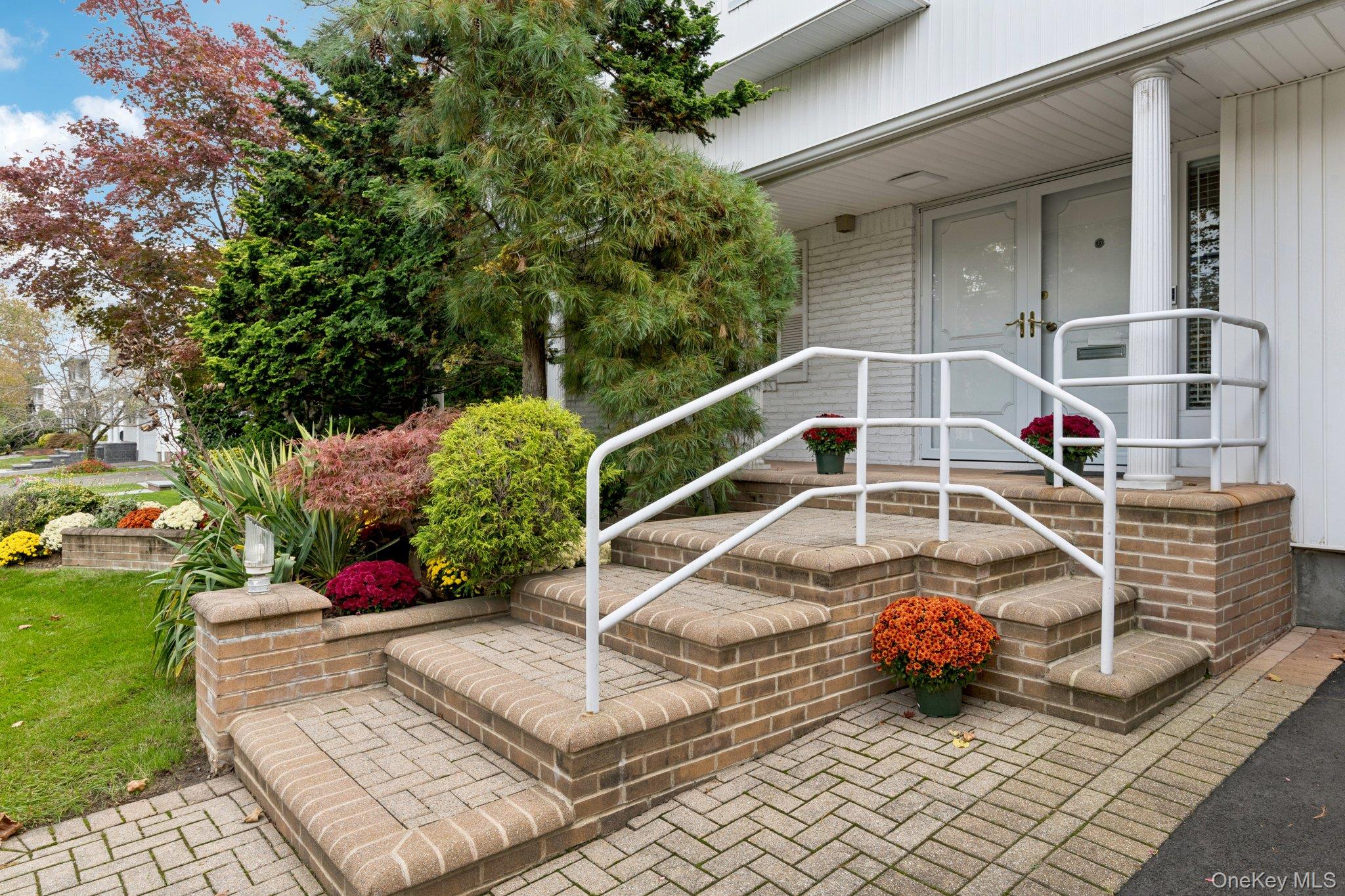 987 S End, Woodmere, NY 11598