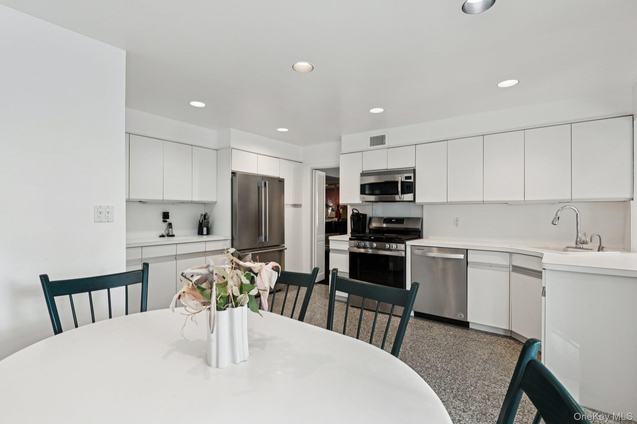 987 S End, Woodmere, NY 11598