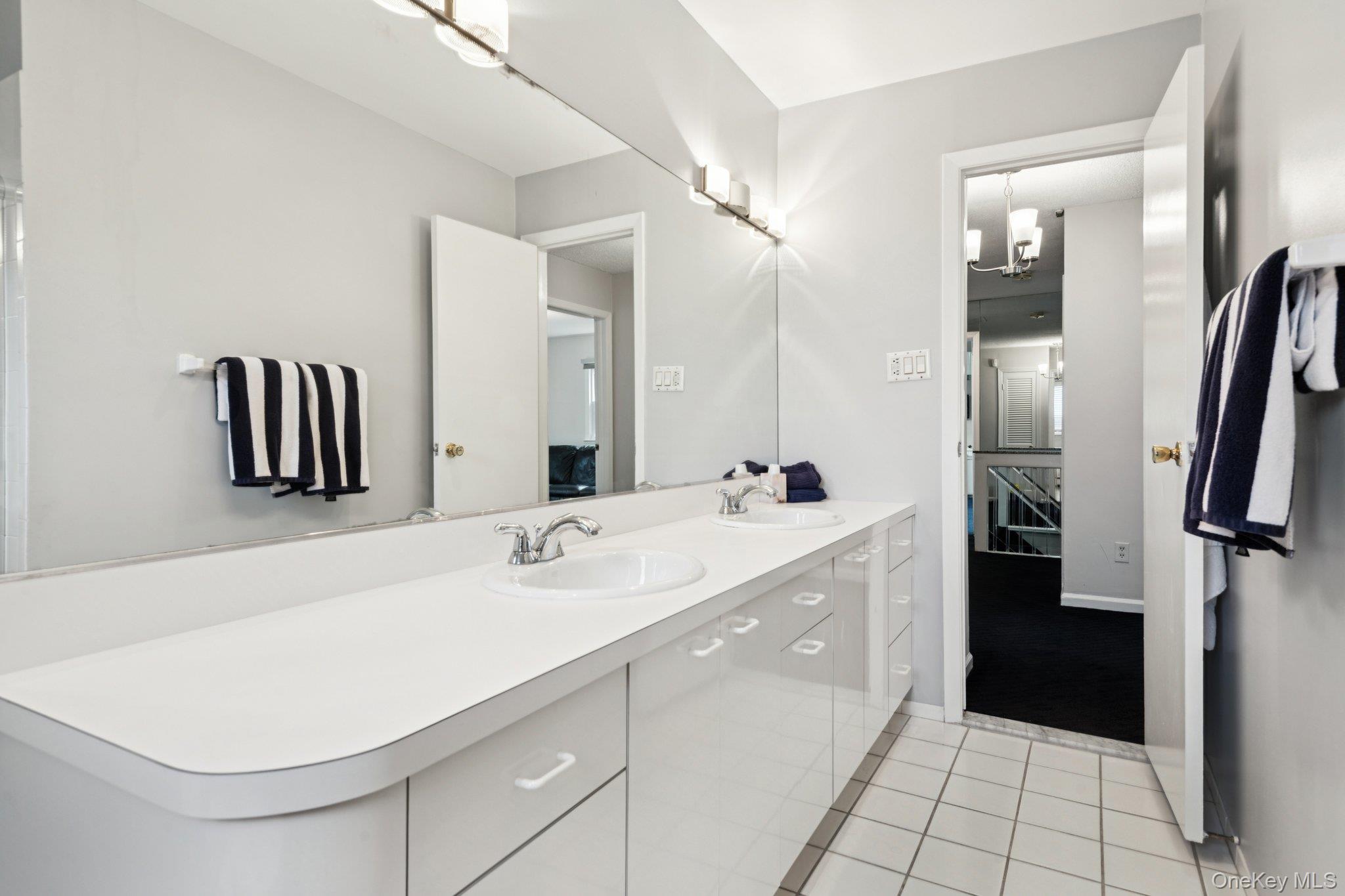 987 S End, Woodmere, NY 11598