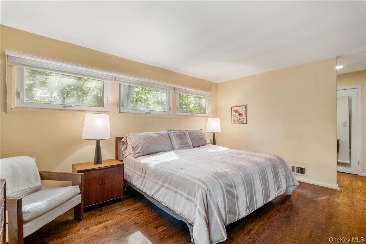 25 Wood Hollow Lane, New Rochelle, NY 10804