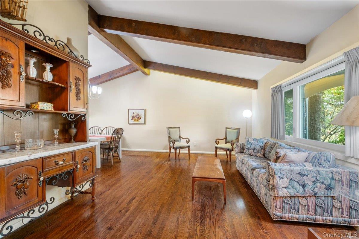 25 Wood Hollow Lane, New Rochelle, NY 10804