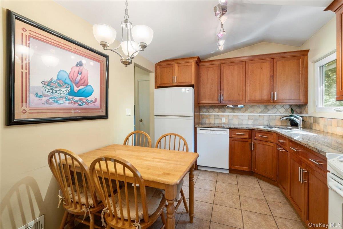 25 Wood Hollow Lane, New Rochelle, NY 10804