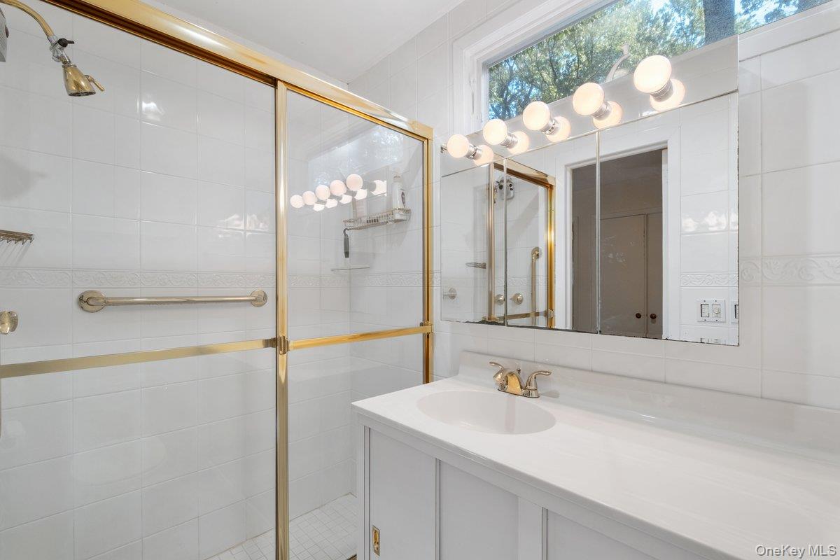 25 Wood Hollow Lane, New Rochelle, NY 10804