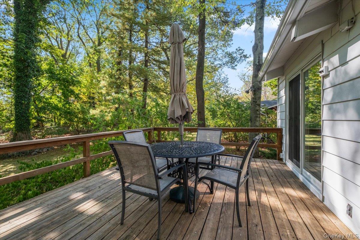 25 Wood Hollow Lane, New Rochelle, NY 10804